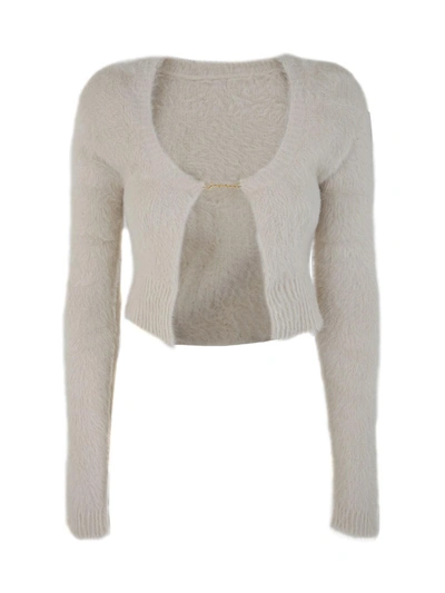 Jacquemus La Maille Logo-charm Cropped Knitted Cardigan In Neutral
