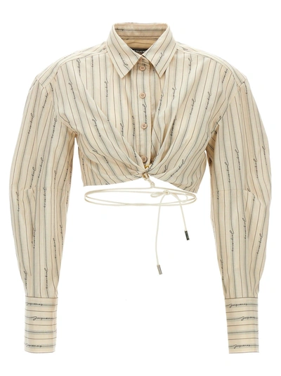 Jacquemus Plidao Logo Striped Crop Collared Shirt In Nude & Neutrals
