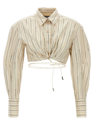 Jacquemus Plidao Logo Striped Crop Collared Shirt In Jacquard Beife Logo Stripe