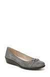 Lifestride Ideal Chain Wedge Flat In Charcoal