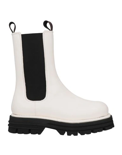 Barracuda Ankle Boots In White