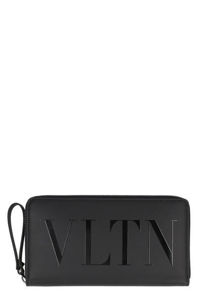Valentino Garavani Logo Detailed Zipped Wallet In Black