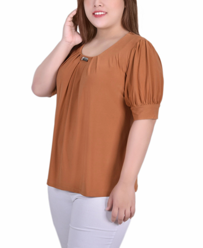 Ny Collection Plus Size Short Sleeve Balloon Sleeve Top With Hardware In Brown