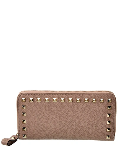 Valentino Garavani Rockstud Grainy Leather Zip Around Wallet In Pink