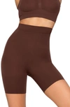 Skims High-waist Shine Shorts In Cocoa