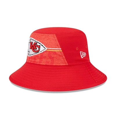 NEW ERA NEW ERA  RED KANSAS CITY CHIEFS 2023 NFL TRAINING CAMP STRETCH BUCKET HAT