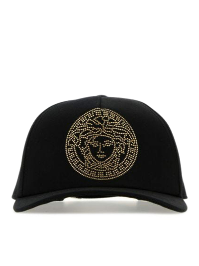 Versace Medusa 刺绣棒球帽 In Black