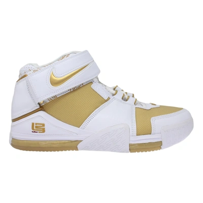 Nike Lebron 2 拼接运动鞋 In White/metallic Gold-varsity Crimson