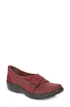 Bzees Niche Ii Womens Memory Foam Arch Support Round-toe Shoes In Red
