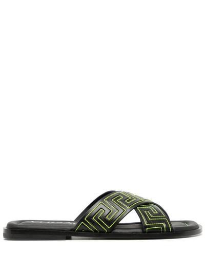 Versace Greca Leather Slides In Schwarz