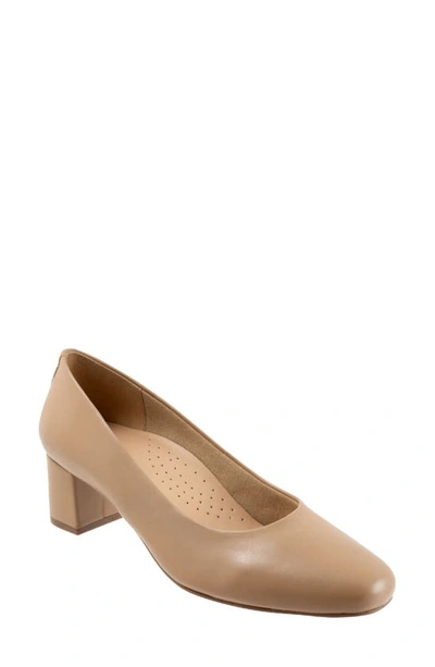 Trotters Daria Block Heel Pump In Nude