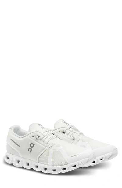 On Men's Cloud 6 Sneaker In White/white, Men's At Urban Outfitters In Black/white
