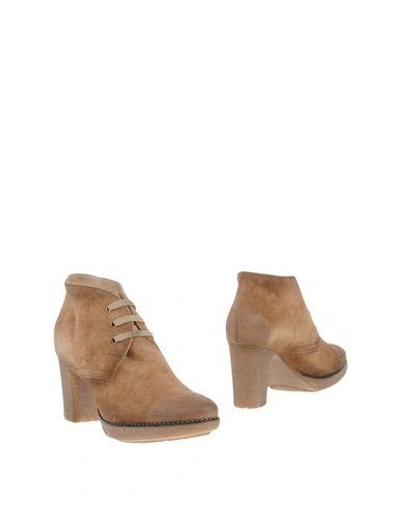 Manas Ankle Boots In Camel