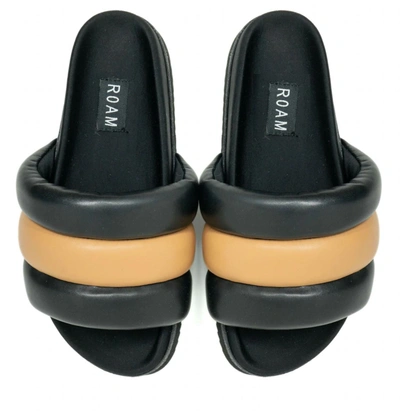 ROAM THE PUFFY SLIDERS IN BLACK/TAN