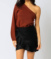 OLIVACEOUS ONE SHOULDER SWEATER IN RUST