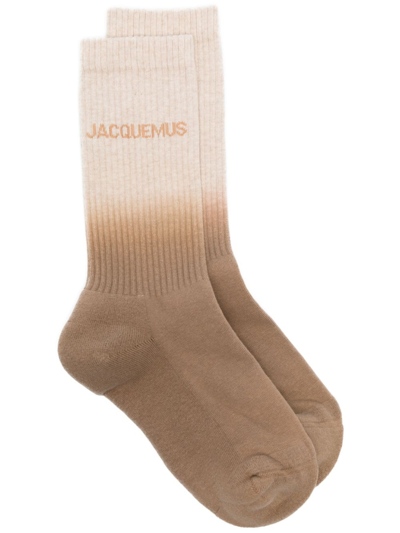 Jacquemus Les Chaussettes Moisson 渐色针织袜 In 150 Beige