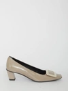 Roger Vivier Trompette 45 Metal Buckle Pumps In Patent Leather In Beige