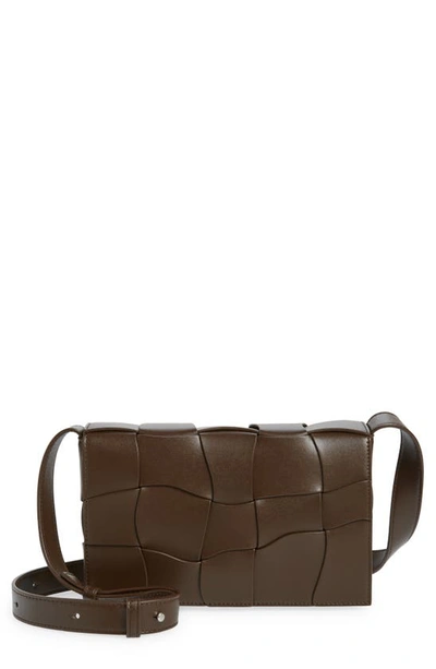 Bottega Veneta Medium Cassette Wavy Intrecciato Leather Crossbody Bag In Tea