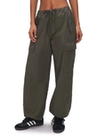 Good American Parachute Cargo Joggers In Grün