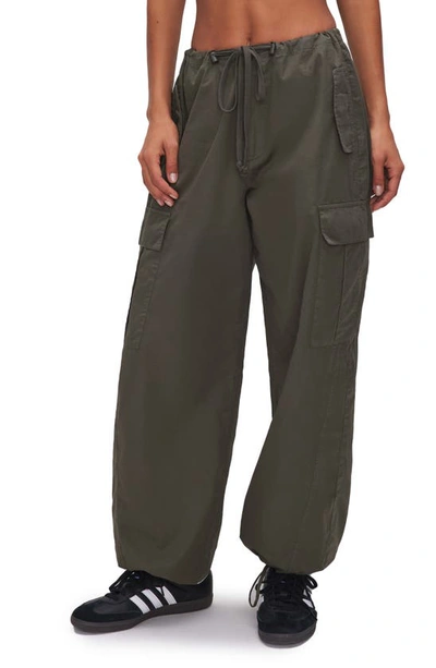 Good American Drawstring Parachute Trousers In Grün