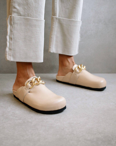 Alohas Fireplace Chain Clogs In White