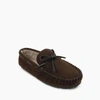 MINNETONKA MEN'S CASEY SLIPPER IN BROWN