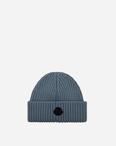 Moncler Logo Patch Knitted Beanie In Blue