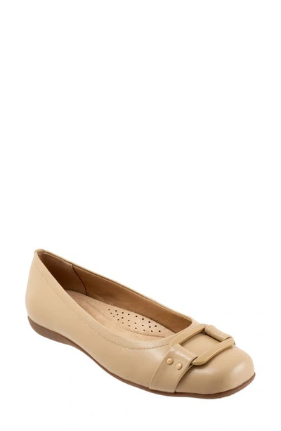 Trotters Sizzle Signature Flat In Beige
