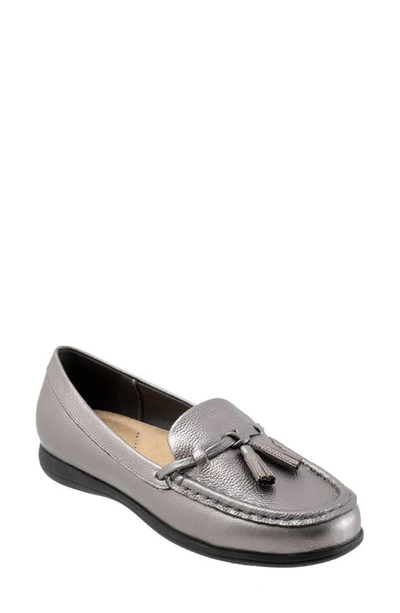 Trotters Dawson Tassel Loafer In Pewter