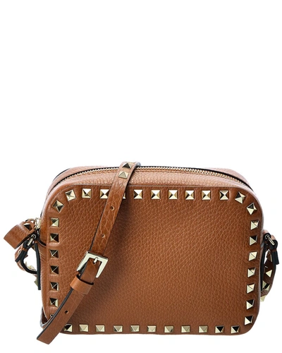 Valentino Garavani Rockstud Grainy Leather Camera Bag In Brown