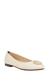 Tommy Hilfiger Ganimnay Flat In Ivory