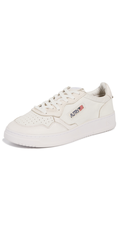 Autry Medalist Low Leather Sneakers In White/white