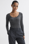 REISS SIAN - GREY MARL KNITTED FITTED TOP, L