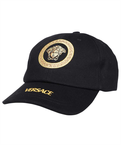 Versace Logo刺绣棒球帽 In Black