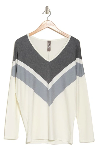 Go Couture V-neck Long Sleeve Top In Black