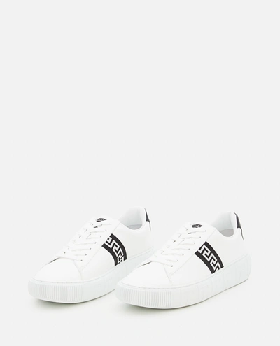 Versace Greek Detail Sneakers In Blanco