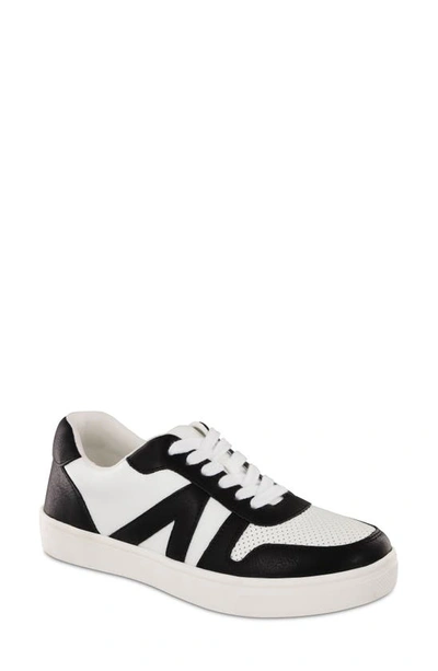 Mia Koast Sneaker In White/ Black