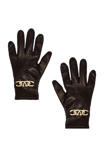 Valentino Garavani V Logo Chain Leather Glove In Fondant