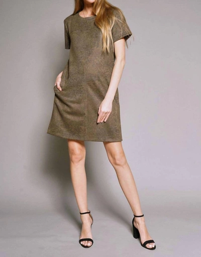 Mystree Printed Suede Short Sleeve Shift Dress In Olive In Green