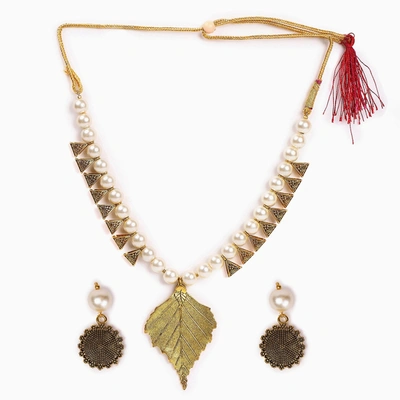 Sohi Gold-plated Antique Leaf Loops Beaded Necklace Set In Red