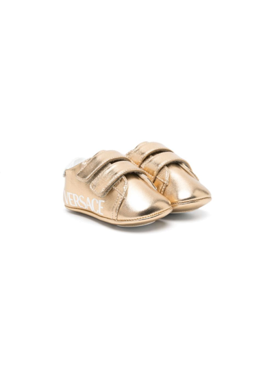 Versace Babies' Logo-print Metallic-effect Pre-walkers In Gold