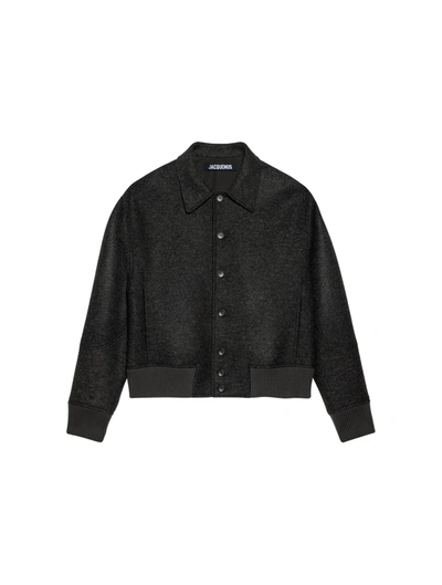 Jacquemus Logo Patch Buttoned Bomber Jacket In Grey