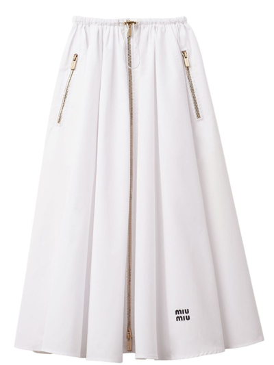 Miu Miu Logo刺绣百褶半身裙 In White