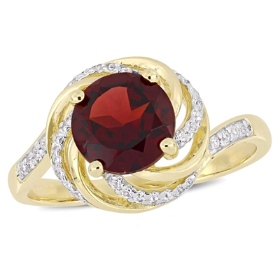 Mimi & Max 2 1/7 Ct Tgw Garnet White Topaz And Diamond Swirl Ring In Yellow Plated Sterling Silver In Red