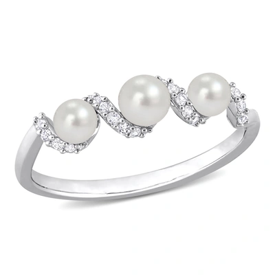 Mimi & Max Women's Cultured Freshwater Pearl And 1/4ct Tgw Created White Sapphire Swirl Ring In Sterling Silver