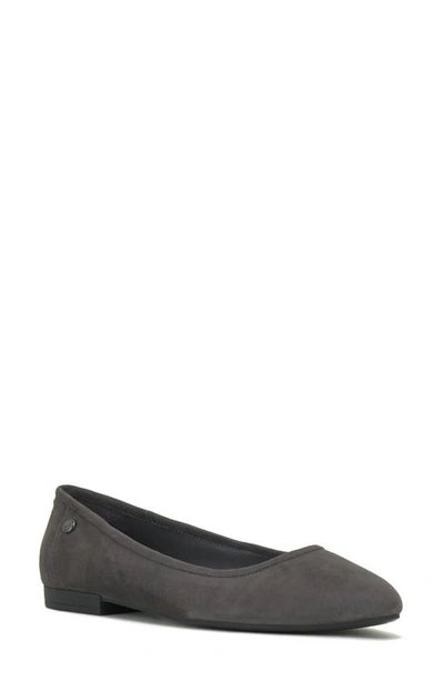 Vince Camuto Minndy Flat In Onyx