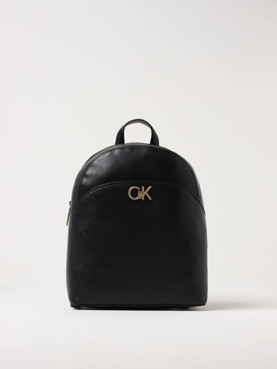 Calvin Klein 经典logo标牌人造皮革双肩包 In Black