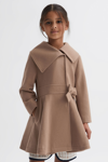 REISS SIAN - CAMEL JUNIOR WOOL PLEATED BOW COAT, AGE 8-9 YEARS
