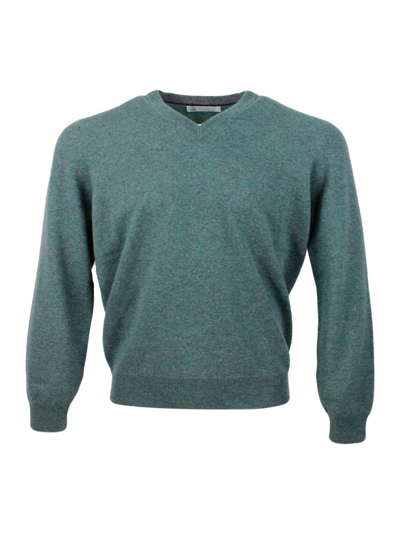 Brunello Cucinelli Long-sleeved V-neck Sweater In Fine 100% Cashmere With Contrasting Piping On The Cuff In Verde