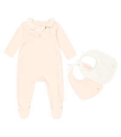 Chloé Baby Cotton Onesie And Bibs Set In Pink